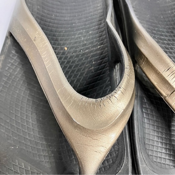 Oofos oolala sandals size 11 gold black - Picture 4 of 11